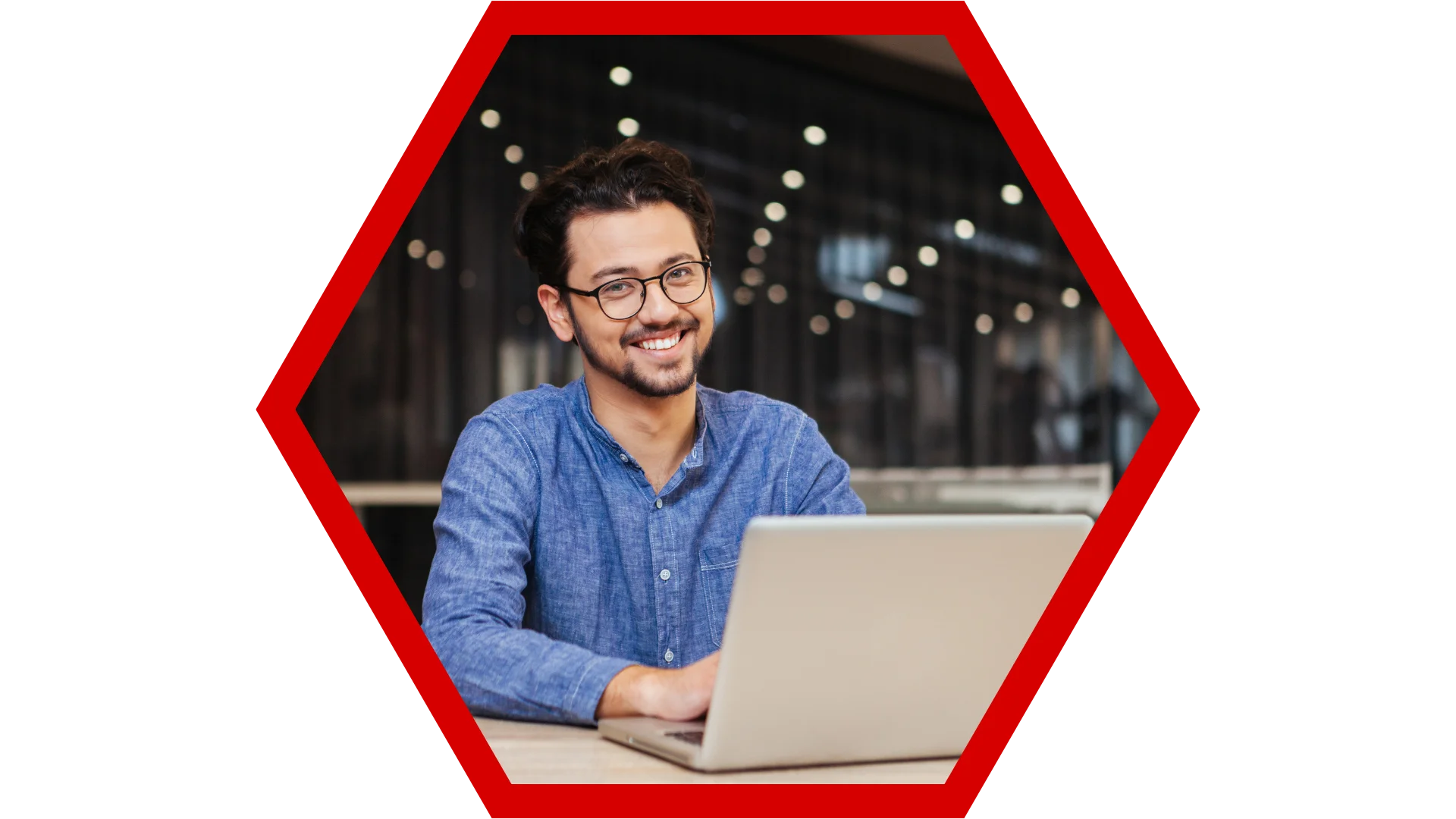 Cliente satisfecho sonriente con laptop, representa experiencia positiva con Softlik Software